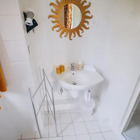 Bed & Breakfast Chateau De Kervoazec - D'hotes 3*