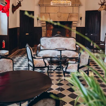 Chateau De Kervoazec - D'hotes Bed & Breakfast Saint-Goazec