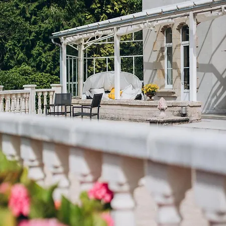 Chateau De Kervoazec - D'hotes Bed & Breakfast 3*